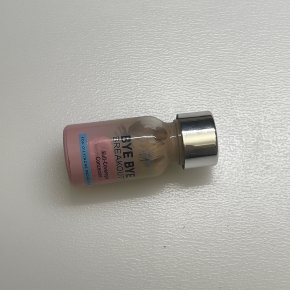 It Cosmetics light Bye Bye Breakout Full Coverage Treatment Concealer - Picture 5 of 5